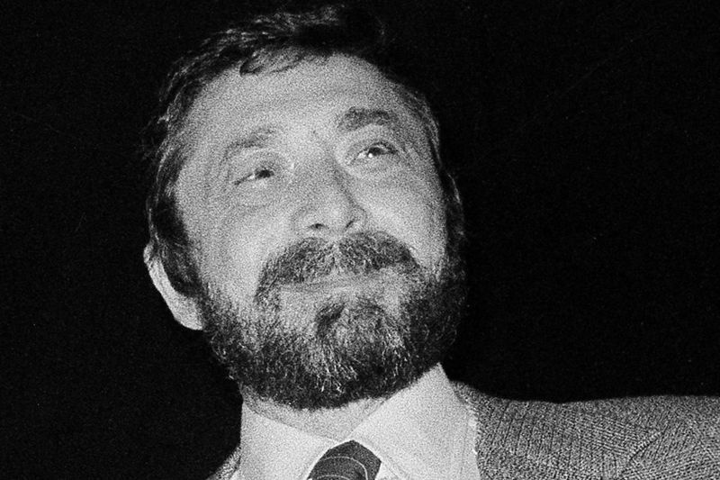 PLIK – Walter Yetnikoff, prezes CBS Records, prezentuje złote płyty w Nowym Jorku 17 stycznia 1978. Yetnikoff, szalejący, R-rated szef CBS Records, który kierował przebojowymi wydawnictwami Michaela Jacksona, Billy