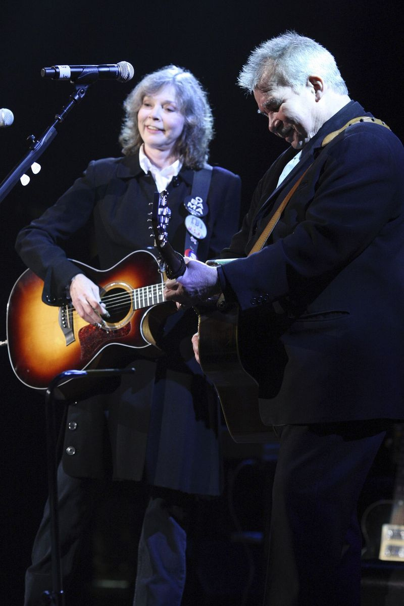 Nanci Griffith i John Prine występują na rozdaniu nagród Americana Music Association w Nashville w stanie Tennessee, 17 września 2009 r.