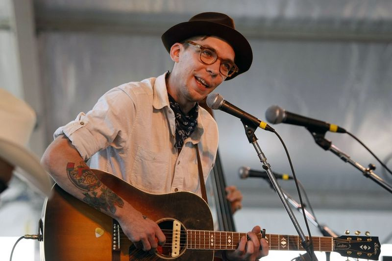 Pevec in tekstopisec Justin Townes Earle nastopa na Newport Folk Festivalu v Newportu na Rhode Islandu leta 2011.