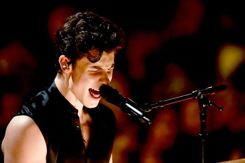 LOS ANGELES, CA - 10 FEBRUARIE: Shawn Mendes cântă pe scenă în timpul celei de-a 61-a ediții anuale a Premiilor GRAMMY la Staples Center pe 10 februarie 2019 în Los Angeles, California. (Fotografia de Kevin Winter/Getty Images pentru Academia de Înregistrări)