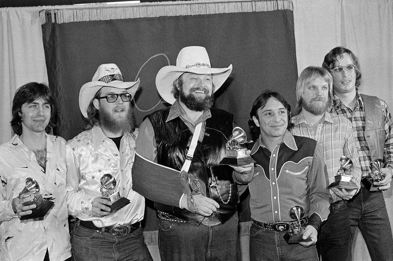 Charlie Daniels (centre) prisijungia prie Charlie Daniels Band narių su Grammy apdovanojimais Los Andžele 1980 m., kaip geriausią grupės vokalinį atlikimą už jų hitą The Devil Went Down To Georgia.
