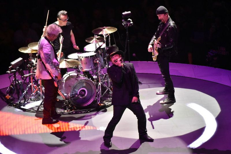 Bono (v smeri urinega kazalca od spredaj), Adam Clayton Larry Mullen Jr. in The Edge of U2 nastopajo med turnejo Experience + Innocence v United Center v torek, 22. maja 2018, v Chicagu. | Foto: Rob Grabowski/Invision/AP