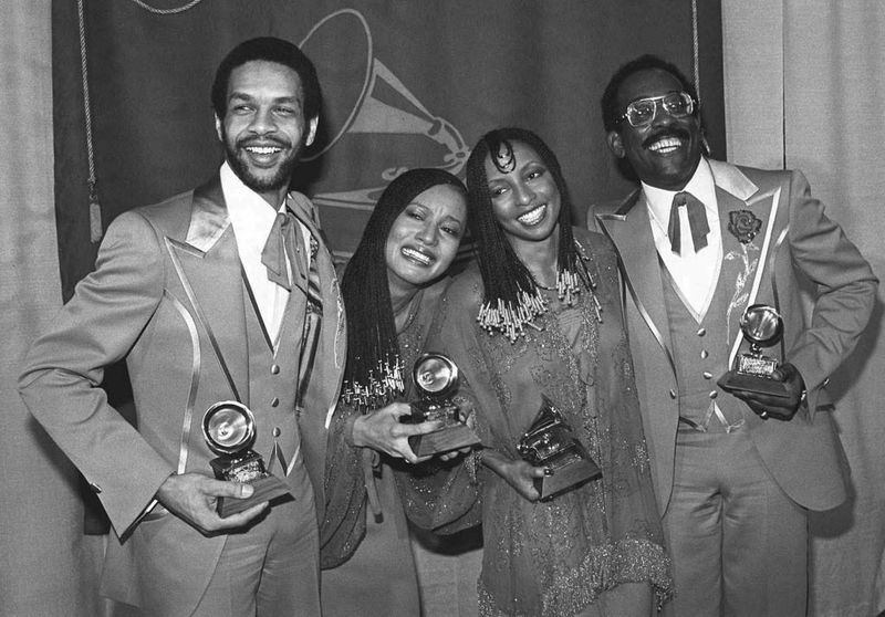 En esta foto de archivo del 16 de febrero de 1979, los miembros del grupo Taste of Honey, Perry Kibble (desde la izquierda), Janice Johnson, Hazel Payne y Donald Johnson, sostienen sus premios Grammy al mejor artista nuevo durante la entrega de premios en Los Ángeles. El grupo venció a otra nominada