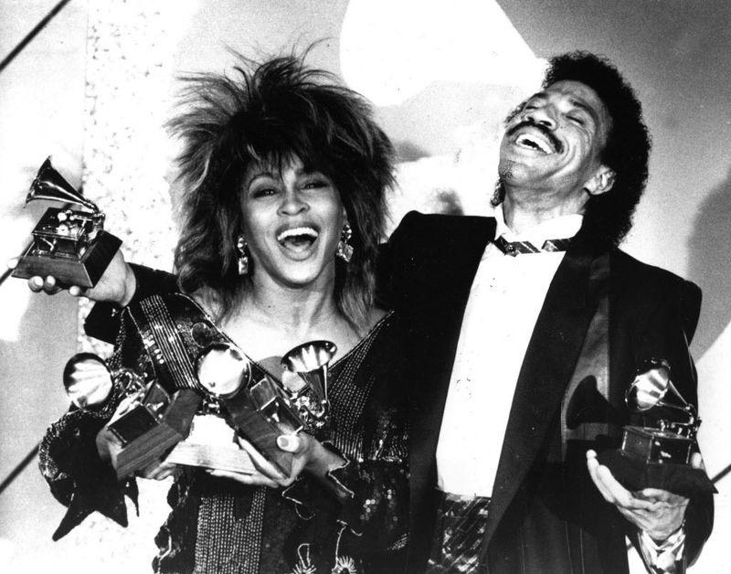 ARCHIVO - En esta foto de archivo del 27 de febrero de 1985, Tina Turner, izquierda, y Lionel Richie posan con un total de cinco premios entre ellos, en la entrega de los premios Grammy en Los Ángeles, California. el año de su álbum Wha