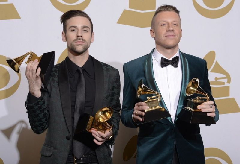En esta foto de archivo del 26 de enero de 2014, Ryan Lewis (izquierda) y Macklemore posan en la sala de prensa con sus premios a la mejor interpretación de rap y a la mejor canción de rap, por Thrift Shop, mejor álbum de rap por The Heist y mejor artista nuevo en el 56a entrega anual de los premios Grammy