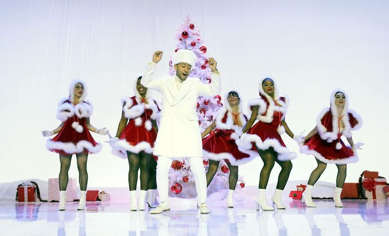 John Legend recita in A Legendary Christmas with John & Chrissy, il suo primo speciale televisivo per le vacanze, che riceve un bis in onda il 12 dicembre su NBC. | Paul Drinkwater/NBC