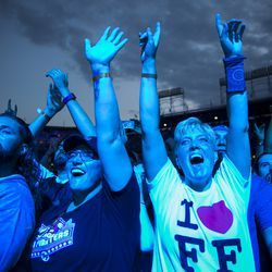 I fan esultano per i Foo Fighters al Wrigley Field | Ashlee Rezin/Ora del sole