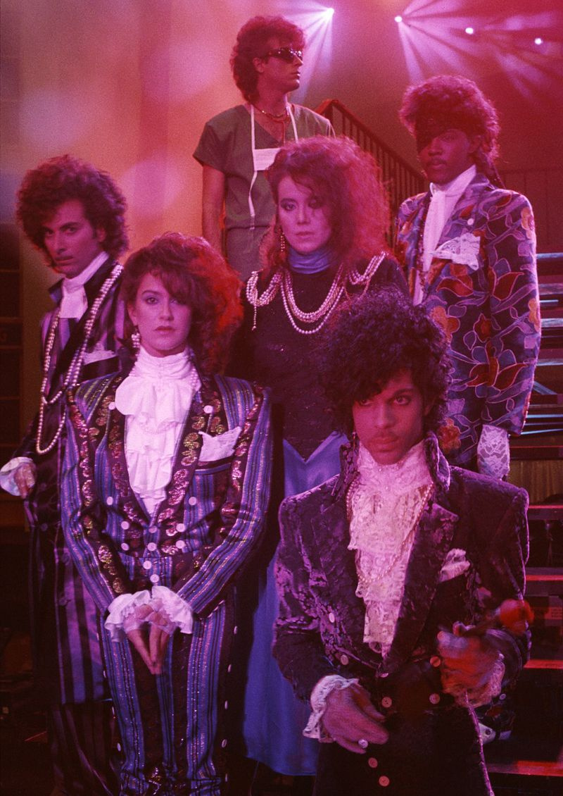 Revolutsioon, omal ajal: Bobby Z (vasakul ääres), Wendy Melvoin, Lisa Coleman, Brownmark (seisis taga), dr Fink ja Prince. | Kaasasolev foto