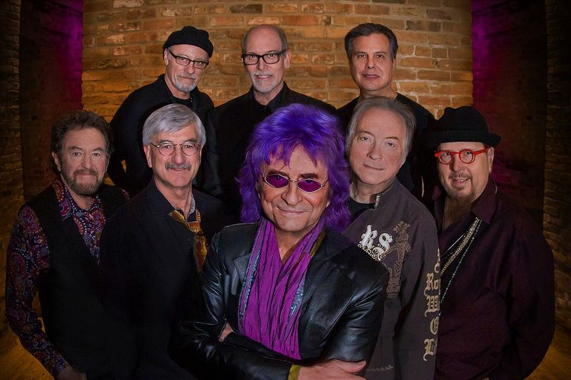 The Ides of March — (voorste rij, van links): Mike Borch, Bob Bergland, Jim Peterik, Larry Millas en Scott May. Achterste rij (van links): Steve Eisen, Tim Bales en Henry Salgado.