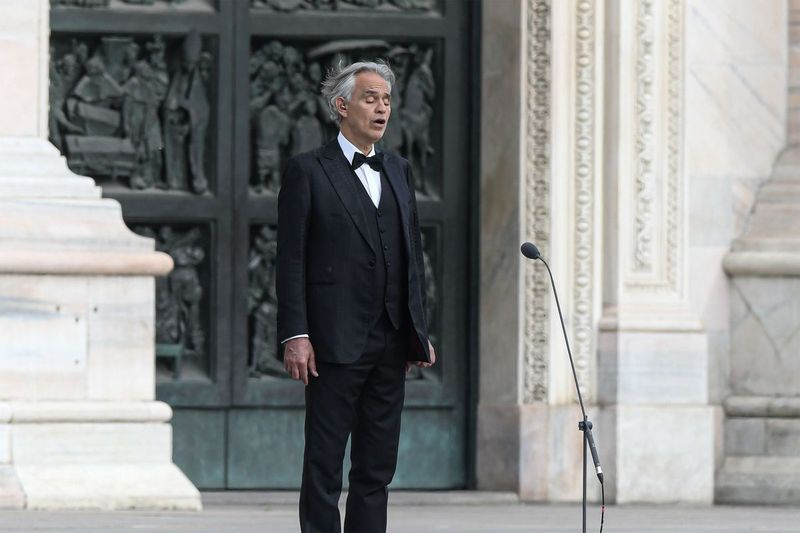 Italų tenoras ir operos dainininkas Andrea Bocelli dainuoja per repeticiją apleistoje Piazza del Duomo aikštėje Milano centre, Italijoje, 2020 m. balandžio 12 d., prieš vakarinį spektaklį be publikos per šalyje vykdomą uždarymą, kuriuo siekiama pažaboti COVID- 19 infekcija.