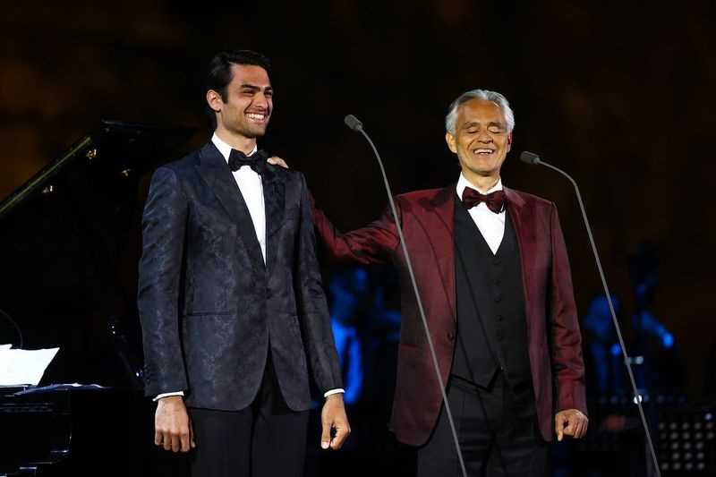Andrea Bocelli koncertuoja kartu su savo sūnumi Matteo balandį Saudo Arabijoje. Matteo Bocelli ruošiasi išleisti pirmąjį solinį albumą.