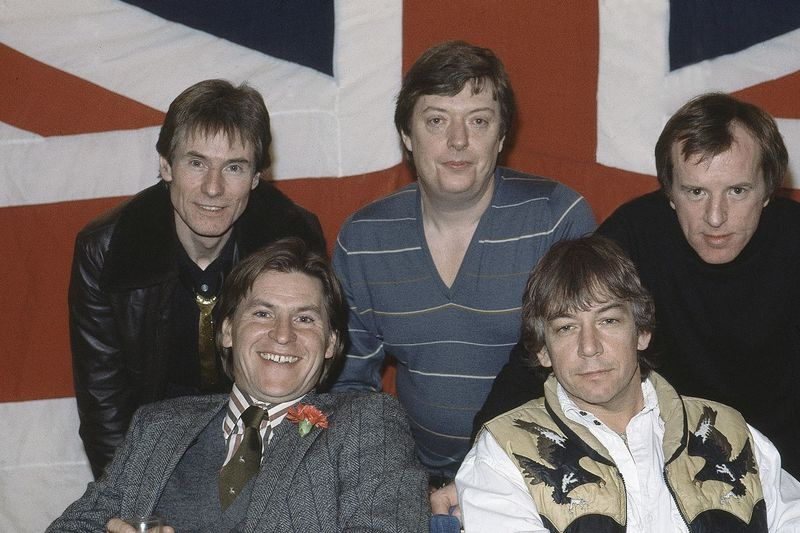 Briti popansambel The Animals – Hilton Valentine (tagareas vasakult), Chas Chandler ja John Steel ning Alan Price (esireas vasakult) ja Eric Burdon poseerivad fotograafidele pärast Londonis toimuva maailmaturnee plaanide teatavaks tegemist. Inglismaal 1983. aastal.
