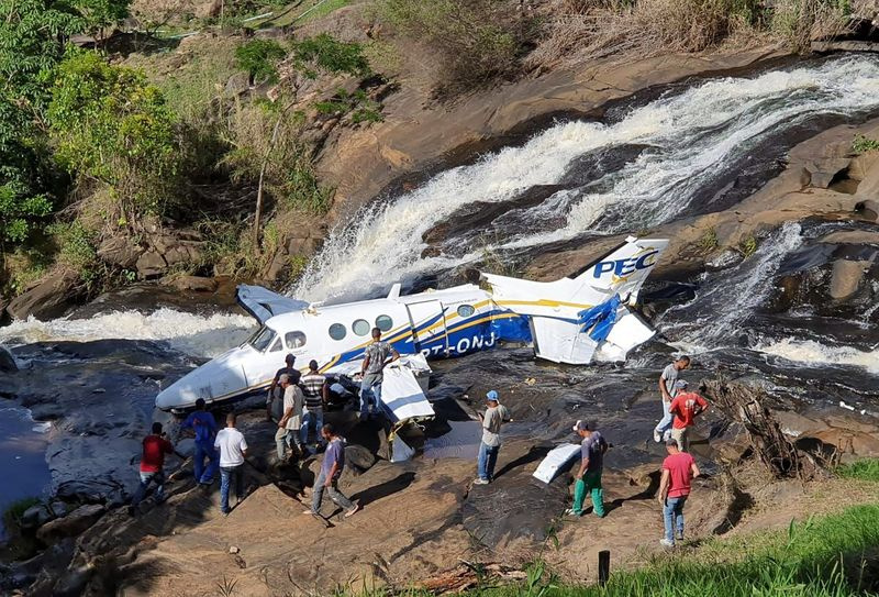 Táto fotografia zverejnená vojenským hasičským zborom Minas Gerais ukazuje lietadlo, ktoré sa zrútilo a ktoré prepravovalo brazílsku speváčku Mariliu Mendoncu v juhovýchodnom brazílskom štáte Minas Gerais, piatok 5. novembra 2021.