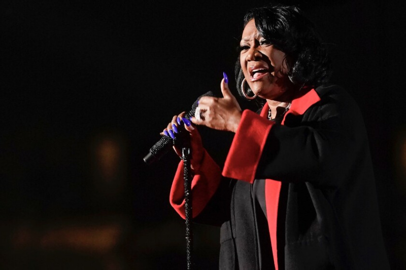  Patti LaBelle se apresenta durante a cerimônia de iluminação da Árvore Nacional de Natal em Washington, em 2021. A cantora foi abruptamente retirada do palco logo após o início de seu show de Natal na noite de sábado em Milwaukee, quando uma ameaça de bomba obrigou as autoridades a evacuar o teatro onde ela estava se apresentando.