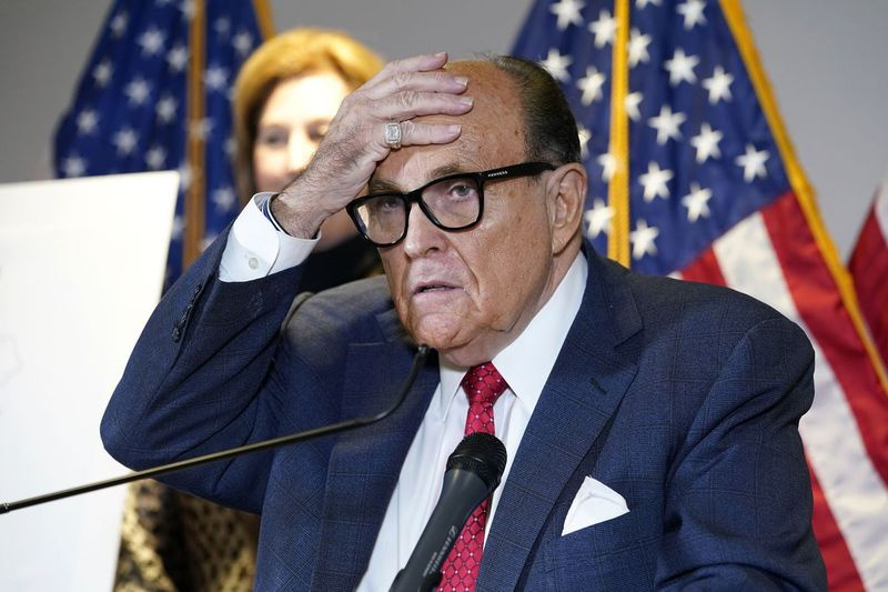 I detta arkivfoto den 19 november 2020 talar förre New Yorks borgmästare Rudy Giuliani, som var advokat för president Donald Trump, under en presskonferens vid den republikanska nationella kommitténs högkvarter i Washington.