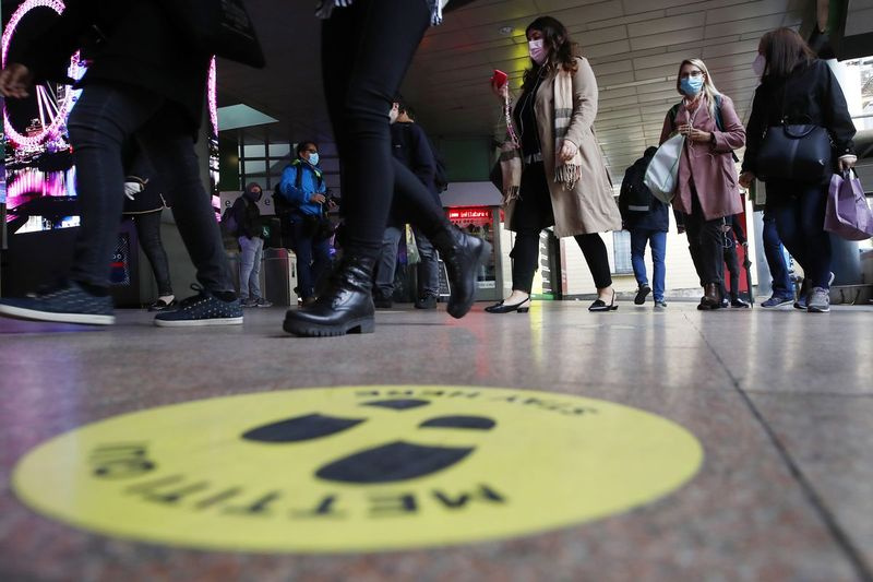 Pendlere, der bærer ansigtsmasker for at bremse spredningen af ​​COVID-19, går efter at have stået af et regionaltog på Cadorna-banegården i Milano, Italien, mandag den 26. april 2021. Italien genåbner gradvist mandag efter seks måneder med roterende virusspærringer.