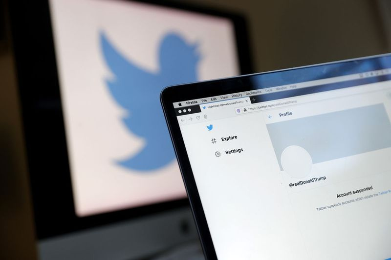 Twitter s odvolaním sa na riziko ďalšieho podnecovania násilia po stredajšom pokuse o povstanie natrvalo pozastavil účet prezidenta Donalda Trumpa.