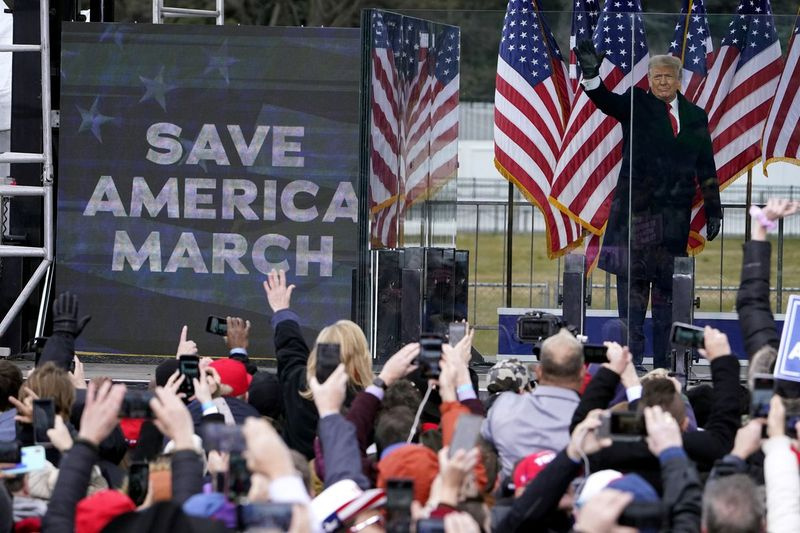 Prezident Donald Trump prichádza vystúpiť na mítingu vo Washingtone 6. januára.