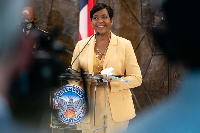 Burmistrz Atlanty Keisha Lance Bottoms ogłasza, że ​​nie będzie ubiegać się o reelekcję na konferencji prasowej w City Hall 7 maja 2021 r. w Atlancie w stanie Georgia.