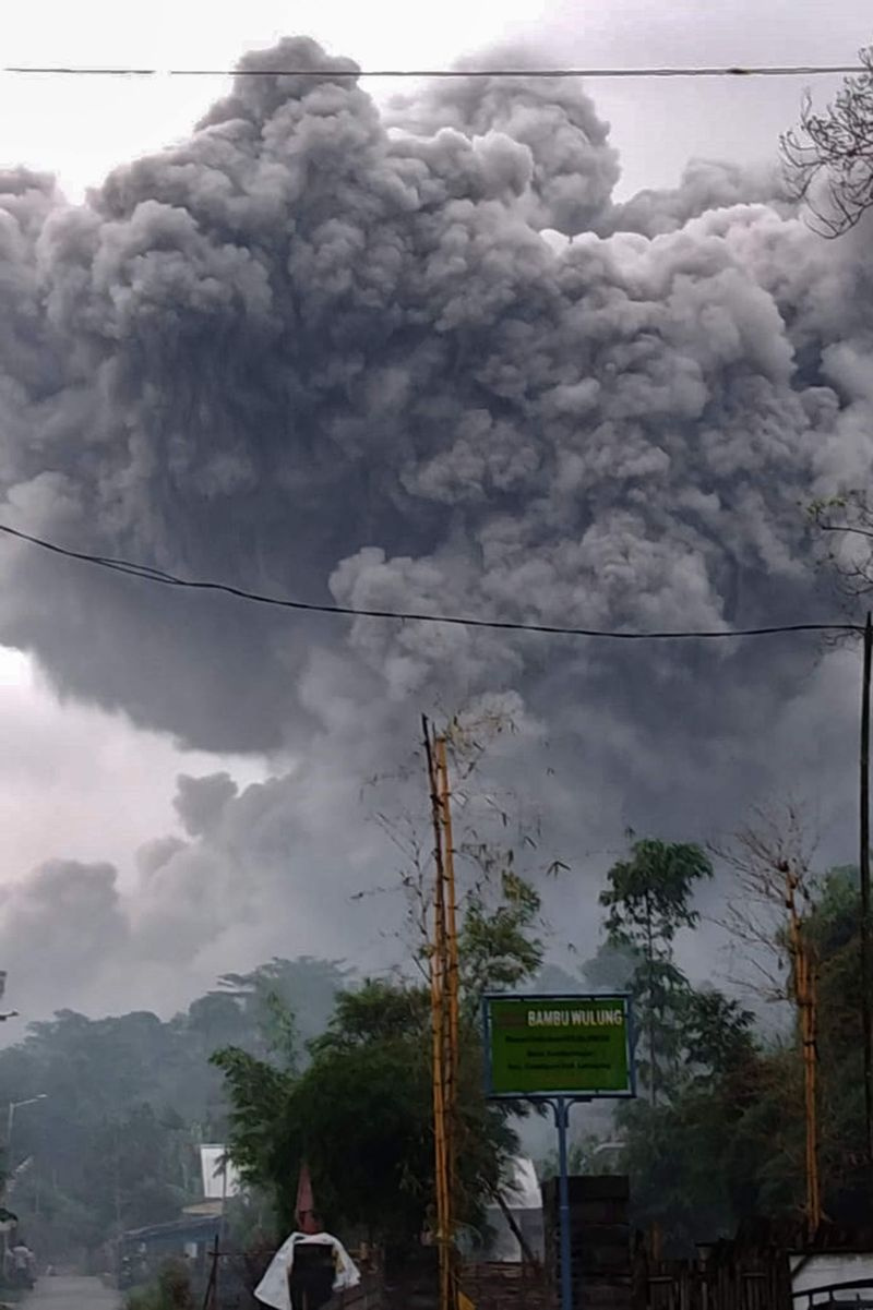 Ta fotografija iz izročka, ki jo je 16. januarja 2021 posnel in objavil Indonezijski nacionalni odbor za obvladovanje nesreč (BNPB), prikazuje goro Semeru, ki bruha pepel med izbruhom v Lumajangu na vzhodni Javi.