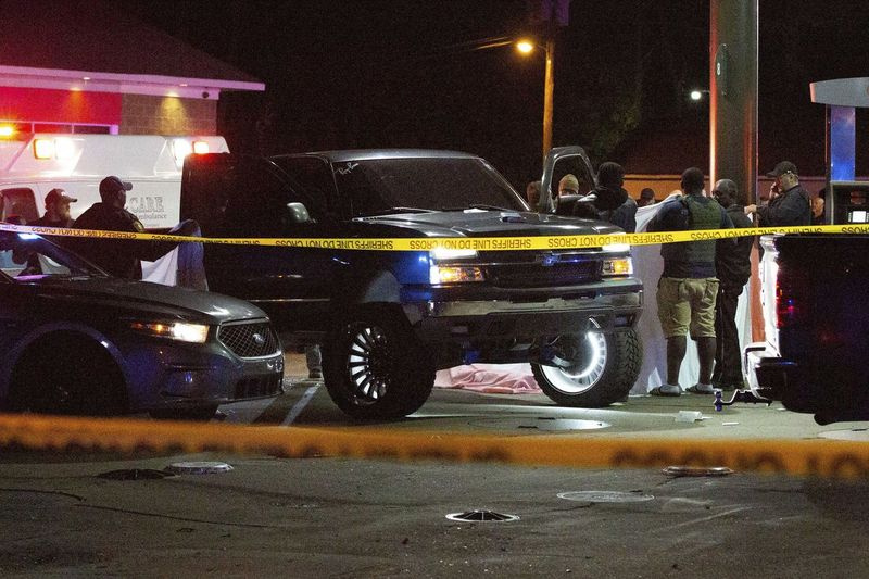 Varamedlemmer, politi og statlig rettshåndhevelse jobber på åstedet for en QV-bensinstasjon i Hayneville, Ala., der Lowndes County Sheriff John Williams ble skutt og drept, lørdag 23. november 2019.