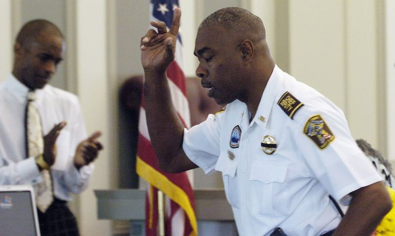 På dette 20. juli 2007-bildet taler nestleder John Williams i Lowndes County under minnegudstjenesten for Lowndes County Sheriff Willie Vaughner ved Lowndes County Courthouse i Hayneville, Ala.
