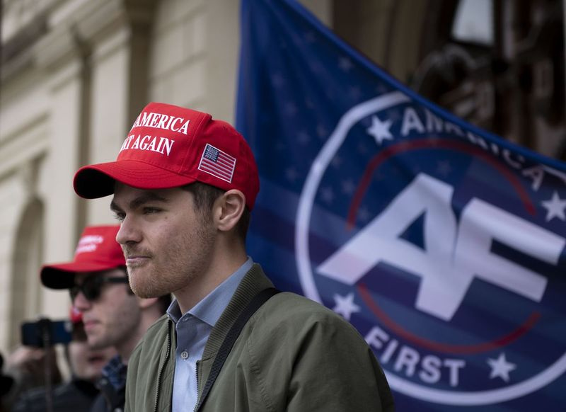 Skrajnie prawicowy aktywista Nick Fuentes organizował wiec w listopadzie ubiegłego roku w Michigan State Capitol w Lansing w stanie Michigan. Fuentes otrzymał pod koniec 2020 r. darowiznę w wysokości około 250 000 USD od francuskiego programisty komputerowego i spędził nadchodzące tygodnie zachęcając dziesiątki tysięcy zwolenników do oblężenia do Kapitolu. Pieniądze po cichu wpłynęły do ​​Stanów Zjednoczonych, nie wywołując ostrzeżeń, które mogły zostać wylądowane za pośrednictwem tradycyjnych kanałów bankowych.