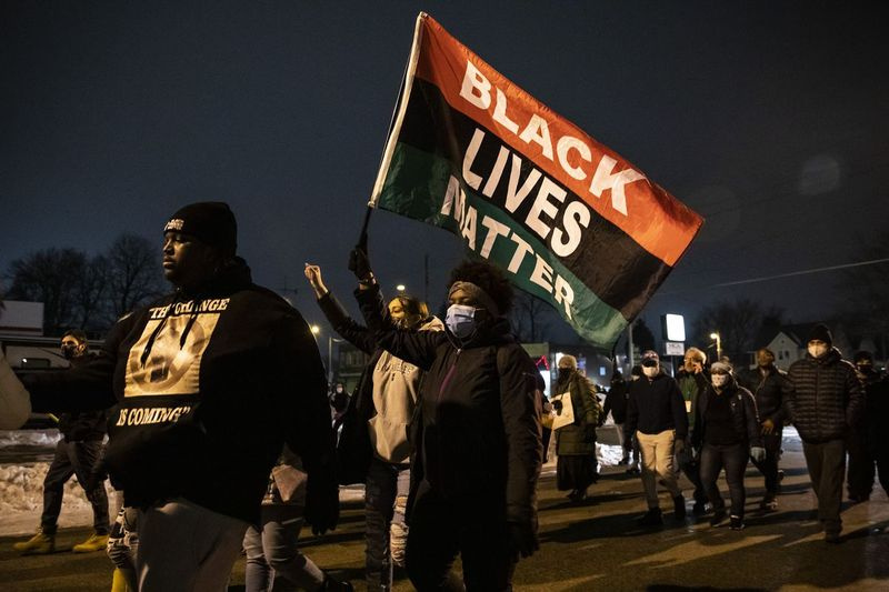 Dusinvis af Black Lives Matter-demonstranter marcherer rundt i Kenosha, efter at distriktsadvokat Michael Graveley meddelte, at der ikke vil blive rejst tiltale mod Kenosha-politibetjenten, der skød Jacob Blake, tirsdag aften den 5. januar 2021.