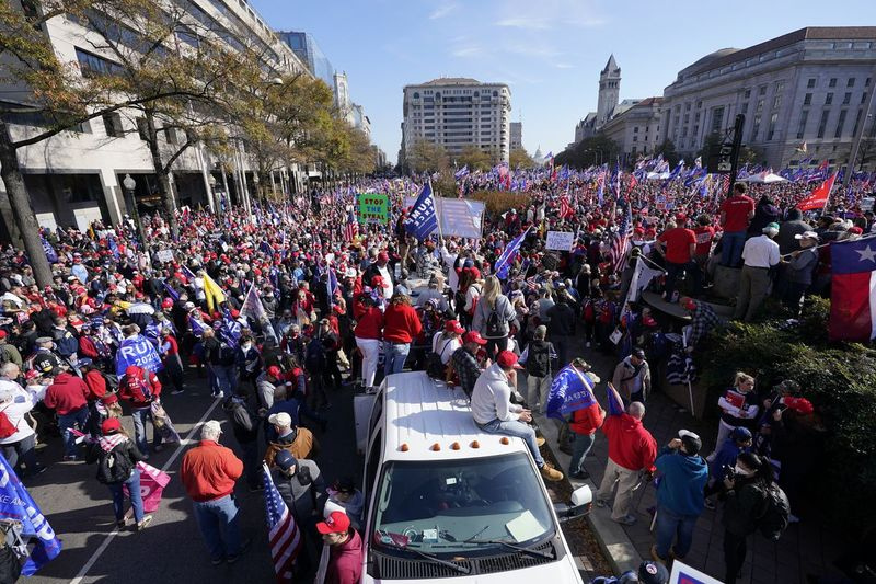 Anhängare till president Donald Trump samlas på Freedom Plaza lördagen den 14 november 2020 i Washington.