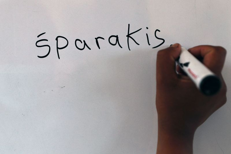 Abelina Choque skriver på en torrraderingstavla Uru-ordet för tack. Den här kulturen håller på att utrotas, så den behöver stöd från myndigheterna i kommunen, av regeringen, från de nationella myndigheterna för att överleva, för att bevara kulturen, dess kulturarv, säger Wilson Alvarez Ticona, chef för Uru Murato-skolan.