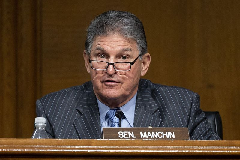 Membre du classement du comité, le sénateur Joe Manchin, D-WVa., prend la parole lors d