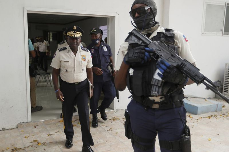 Leon Charles, links, Generaldirektor der haitianischen Polizei, verlässt einen Raum nach einer Pressekonferenz im Polizeipräsidium in Port-au-Prince, Mittwoch, 14. Juli 2021. Charles gab einen aktuellen Überblick über die Ermittlungen zur Ermordung von Präsident Jovenel Moise am 7. Juli .