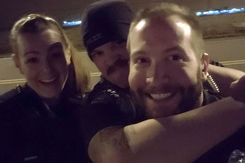 Gambar fail yang dikeluarkan oleh Aurora, Colo., Jabatan Polis ini menunjukkan, dari kiri, pegawai Erica Marrero, Jaron Jones dan Kyle Dittrich melakonkan semula pegangan leher seperti yang digunakan polis ke atas Elijah McClain sebelum lelaki Kulit Hitam itu meninggal dunia pada 2019.
