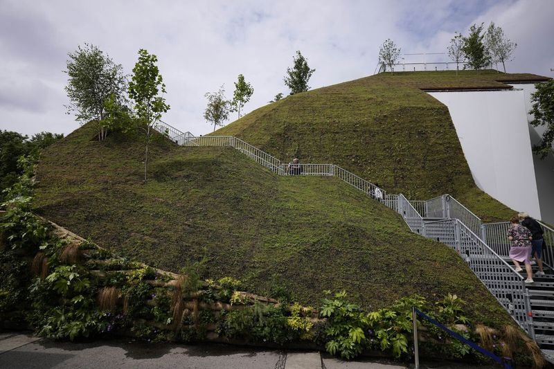 Marble Arch Mound yang baru dibuka bersebelahan dengan Marble Arch di London. ditauliahkan oleh Majlis Westminster dan direka oleh arkitek MVRDV, telah terbukti tidak berguna dengan pelawat awal.