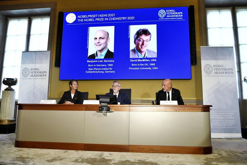 Göran K Hansson, ständig sekreterare vid Kungliga Vetenskapsakademien, centrum, tillkännager vinnarna av 2021 års Nobelpris i kemi, i Stockholm, Sverige, onsdagen den 6 oktober 2021.