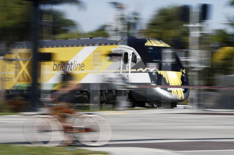 Un tren de pasageri Brightline în Oakland Park, Florida, în noiembrie 2019.