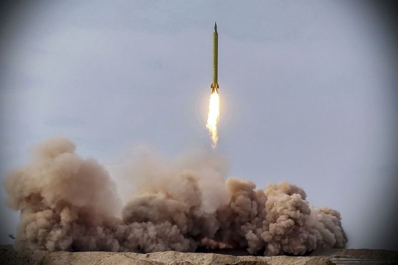 2021年1月16日土曜日にイラン革命防衛隊によって公開されたこの写真では、ミサイルがイランの訓練で発射されています。