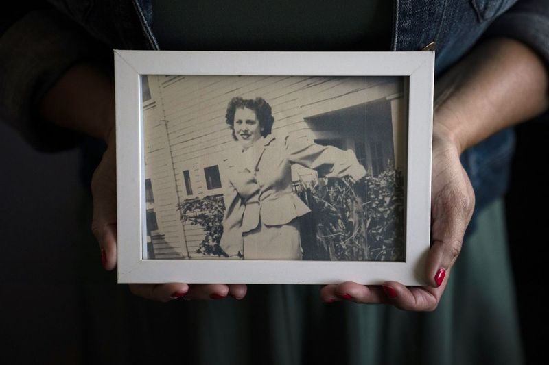 Stacy Cordova, vars faster var ett offer för Kaliforniens tvångssteriliseringsprogram som började 1909, håller ett inramat foto av sin moster Mary Franco i Azusa, Kalifornien. Franco steriliserades 1934 när hon var 13. Franco har sedan dess dött, men Cordova har förespråkat skadestånd å hennes vägnar.