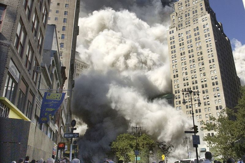 La gente fugge dalla caduta della Torre Sud del World Trade Center martedì 11 settembre 2001. Quella mattina, dopo aver fatto il turno di notte per l