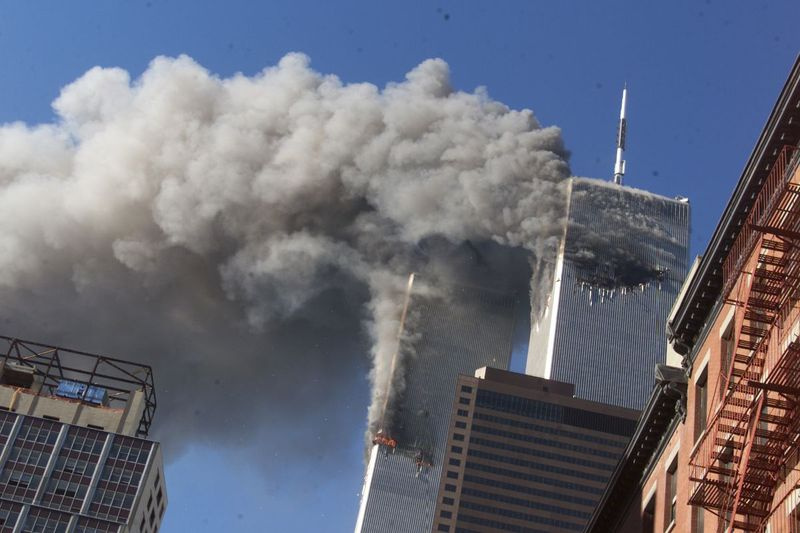Il fumo sale dalle torri gemelle in fiamme del World Trade Center dopo che gli aerei dirottati si sono schiantati contro le torri l