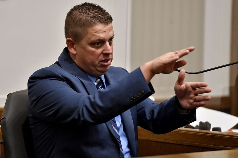 Eric DeValkenaere, un detective de la policía de Kansas City, Missouri, que disparó y mató a Cameron Lamb después de una persecución, testifica el 10 de noviembre de 2021 en el Palacio de Justicia del Condado de Jackson en Kansas City, Missouri, sobre lo que condujo al tiroteo. de Lamb, que estaba retrocediendo con su camioneta hasta su garaje. Se anunciará un veredicto en el juicio el viernes 19 de noviembre de 2021.