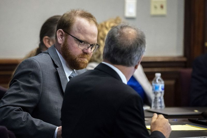 El acusado Travis McMichael habla con su abogado Bob Rubin mientras esperan que el jurado regrese a la sala del tribunal durante el juicio de McMichel y su padre, Greg McMichael, y un vecino, William Roddie Bryan en el Palacio de Justicia del Condado de Glynn, el miércoles 24 de noviembre. , 2021, en Brunswick, Georgia. Los tres están acusados ​​del asesinato en febrero de 2020 de Ahmaud Arbery, de 25 años.
