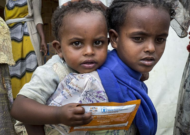 Kinder, die an Unterernährung leiden oder von Unterernährung bedroht sind, erhalten vom Welternährungsprogramm im Distrikt Adi Daero in der Region Tigray im Norden Äthiopiens Nahrungsergänzungsmittel. Dies war das erste Mal, dass die Gemeinde Ernährungsunterstützung erhielt.