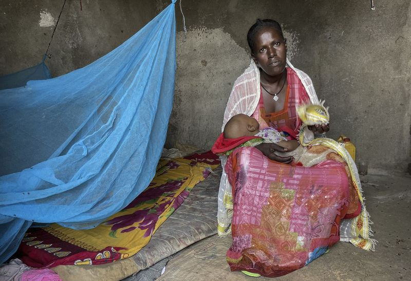 Letemariam, eine Mutter von sechs Kindern, mit ihrem Baby, das in einem ehemaligen Lager für eritreische Flüchtlinge geboren wurde, das jetzt von intern vertriebenen Tigrayanern genutzt wird, nachdem sie Kämpfen in ihrer Heimatstadt im Westen von Tigray entkommen war. Letemariam war im siebten Monat schwanger, als ihr Dorf angegriffen wurde. Sie und ihre fünf Kinder flohen zu Fuß, nur die Kleider auf dem Rücken.