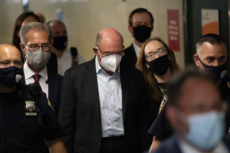 Allen Weisselberg, i midten, forlader Manhattan strafferet torsdag den 1. juli 2021 i New York. Weisselberg blev stillet for retten en dag efter, at en storjury returnerede en anklage, der sigtede ham og Trumps virksomhed for skatteforbrydelser. Trump selv blev ikke sigtet.