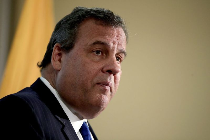 Nesta foto de arquivo de 29 de novembro de 2017, New Jersey. O governador Chris Christie fala durante uma coletiva de imprensa em Newark, N. J. Christie tweetou no sábado, 3 de outubro de 2020, que ele testou positivo para COVID-19.