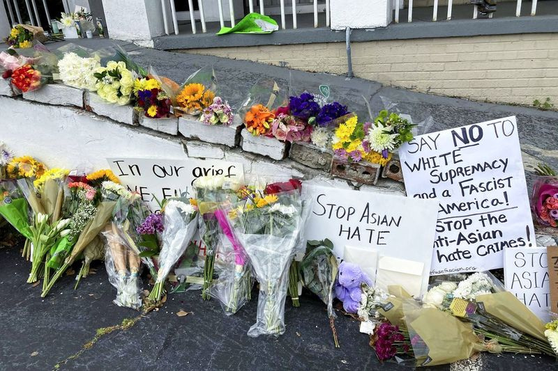Blomster, stearinlys og skilte vises ved et provisorisk mindesmærke fredag ​​den 19. marts 2021 i Atlanta. Robert Aaron Long, en hvid mand, er anklaget for at have dræbt flere mennesker, hvoraf de fleste var af asiatisk afstamning, på massagesaloner i Atlanta-området.