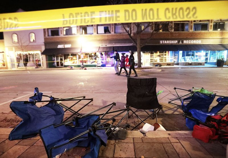 West Main Street v centru Waukesha ve státě Wisconsin lemují svržené židle poté, co do průvodu vánočních demonstrantů v neděli 21. listopadu 2021 vjelo SUV.