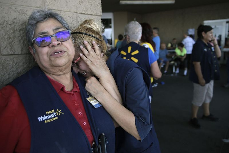 Walmart-ansatte reagerer etter at en aktiv skytter åpnet ild ved butikken i El Paso, Texas, lørdag 3. august 2019.