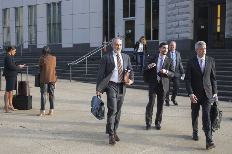 Advokater och personal associerade med en federal rättegång med apotek, CVS, Walgreens, Giant Eagle och Walmart lämnar Carl B. Stokes Federal Courthouse i Cleveland, måndagen den 4 oktober 2021.